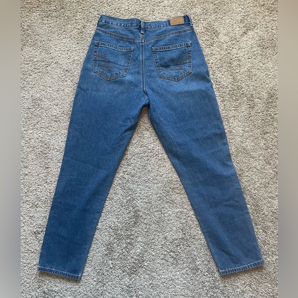American Eagle Outfitters - Mom Jean. Size 4 short - Picture 3 of 9